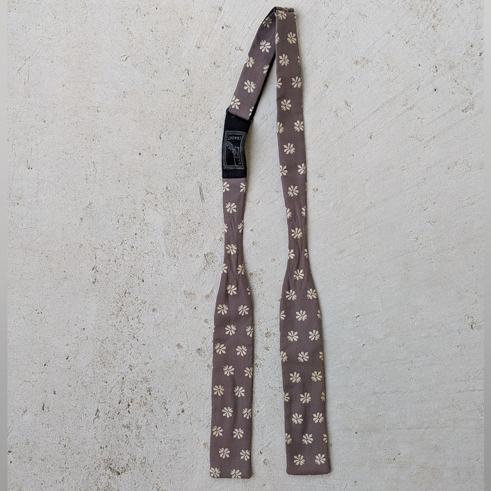 Vintage 70s ERDURO Cravat gray and cream fleur/floral motif men's silk bowtie